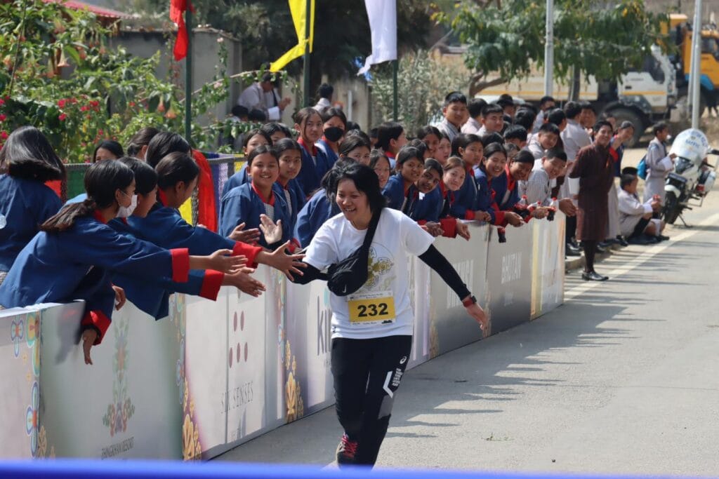 Marathon Runner hi-fiving 1000 px version
